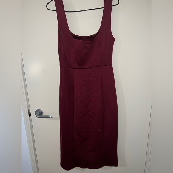 MINI LOVE SQUARE NECK SPLIT
MIDI DRESS IN WINE. Size 10 - Picture 3 of 5